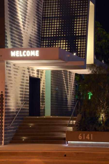 Best_Western_Hollywood_Above_entry_at_night